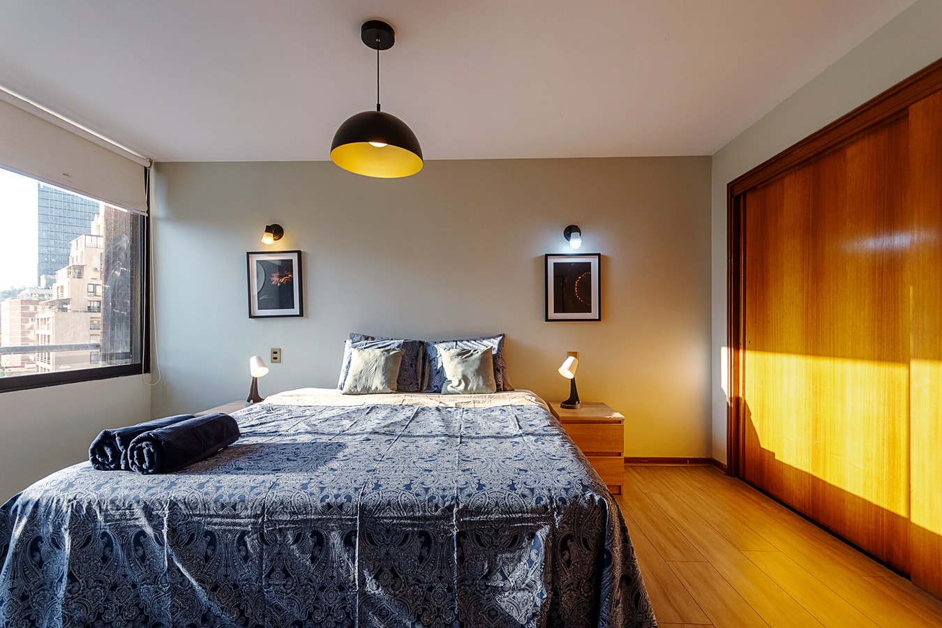 Dormitorio con cama, veladores y closet de madera.
