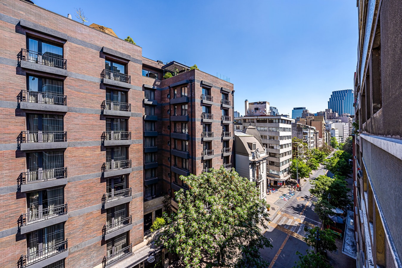 Vista panorámica de edificios y calle desde una ventana en altura