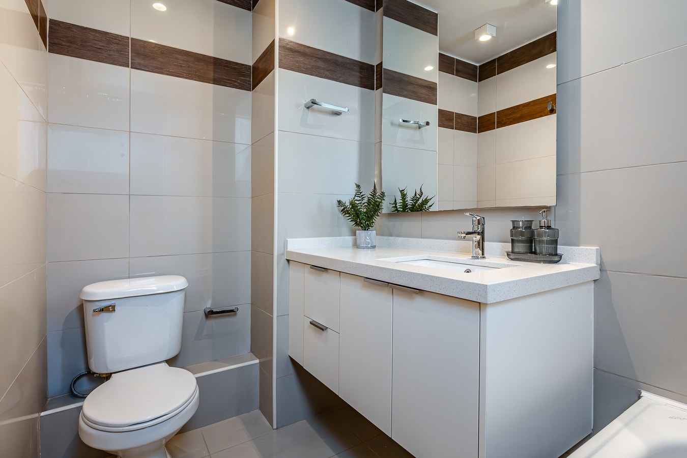 Baño con inodoro y mueble lavamanos, similar al de foto 09