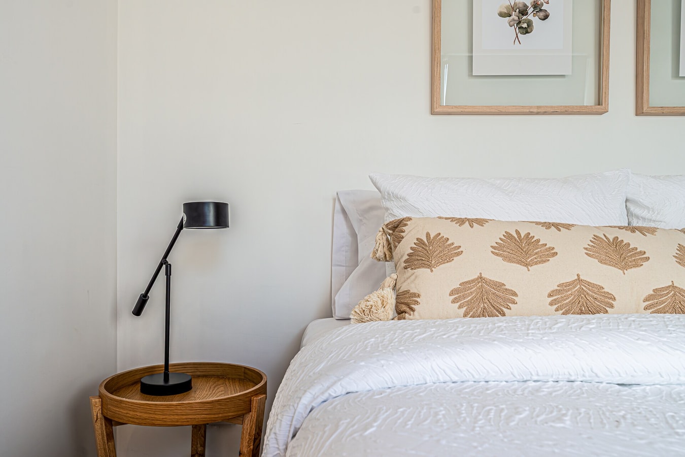 Dormitorio con cama, velador y lámpara de mesa