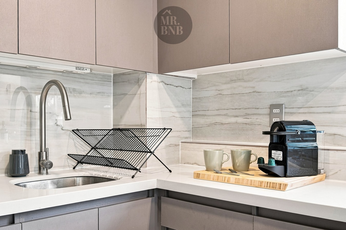Detalle de cocina, encimera y lavaplatos