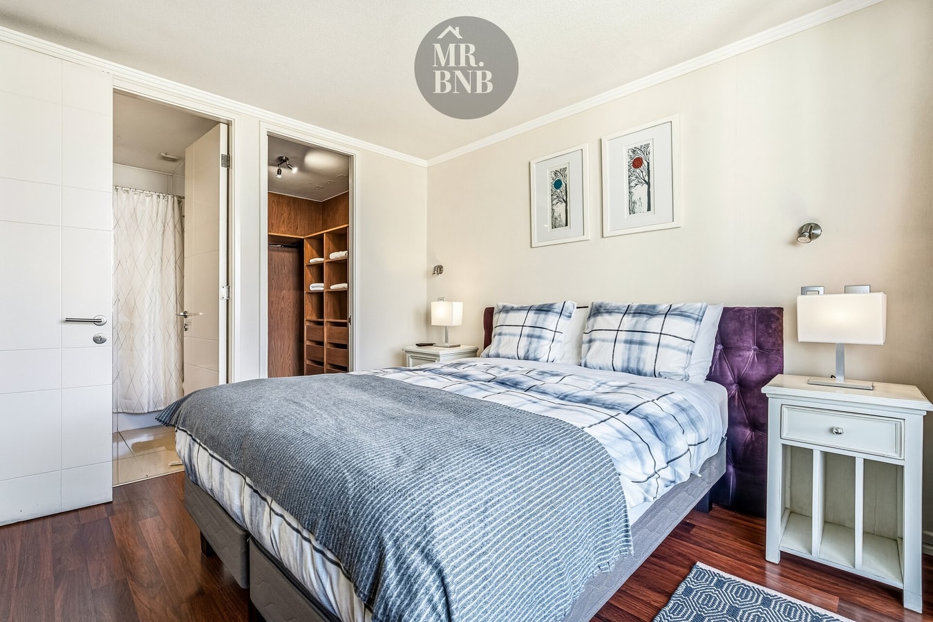 Dormitorio con cama, veladores y puerta hacia clóset