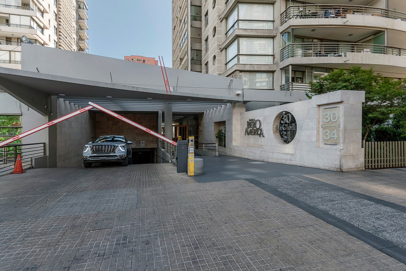 Acceso vehicular del edificio con reja levadiza y control de ingreso