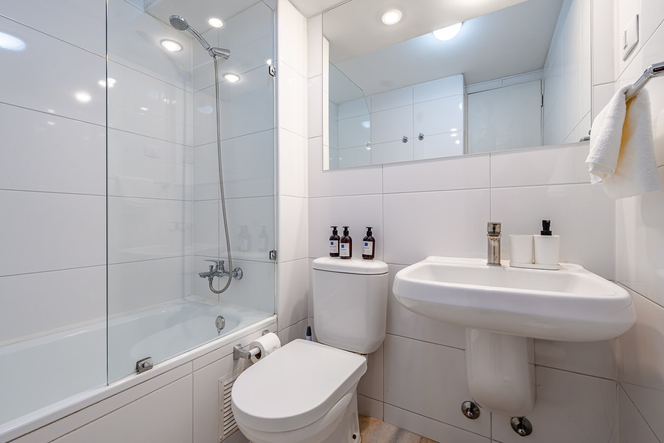 Baño con tina, ducha telefónica y lavamanos tipo pedestal