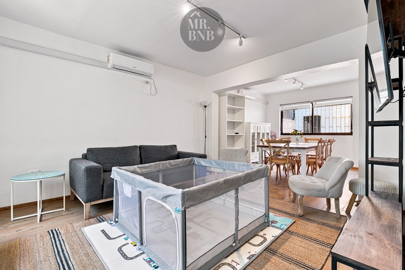 El living con un corral de bebé armado. La cuna o el corral se piden con anticipación, según disponibilidad.
