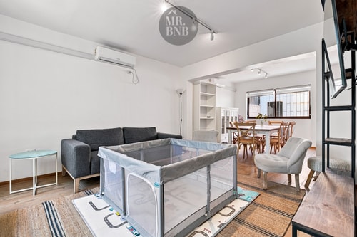 El living con un corral de bebé armado. La cuna o el corral se piden con anticipación, según disponibilidad.