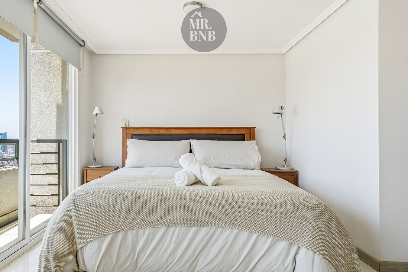 Dormitorio con cama de dos plazas, lámpara de pie y ventana, similar a fotos 10 y 11