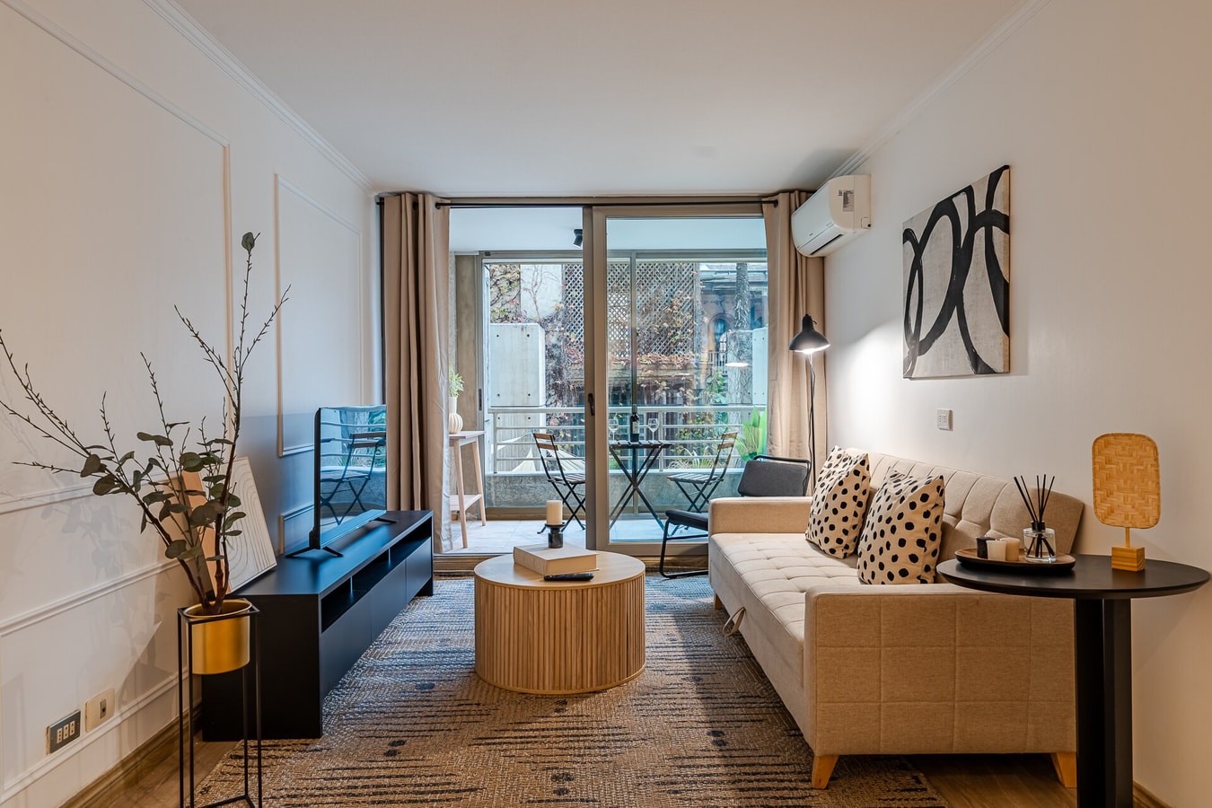 Living con sofá, mesa de centro y ventanal hacia terraza