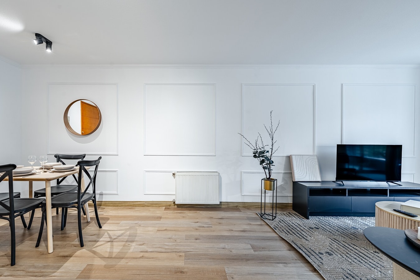 Living comedor con mesa, sillas y mueble bajo televisor