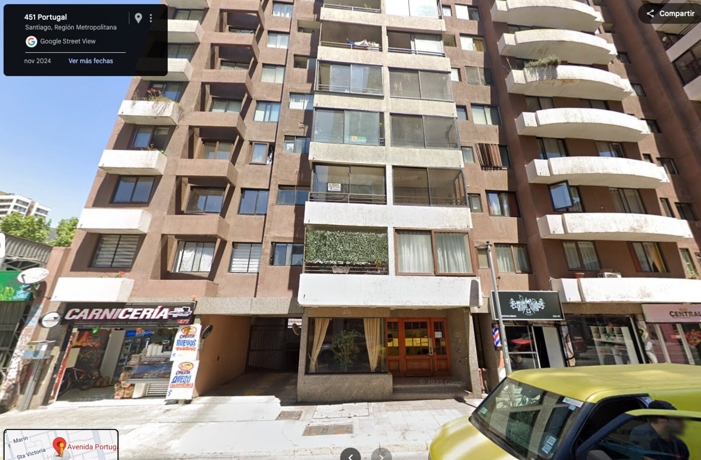 Fachada del edificio en avenida Portugal vista desde la calle, con locales comerciales en el primer piso. Es una captura de Google Street View