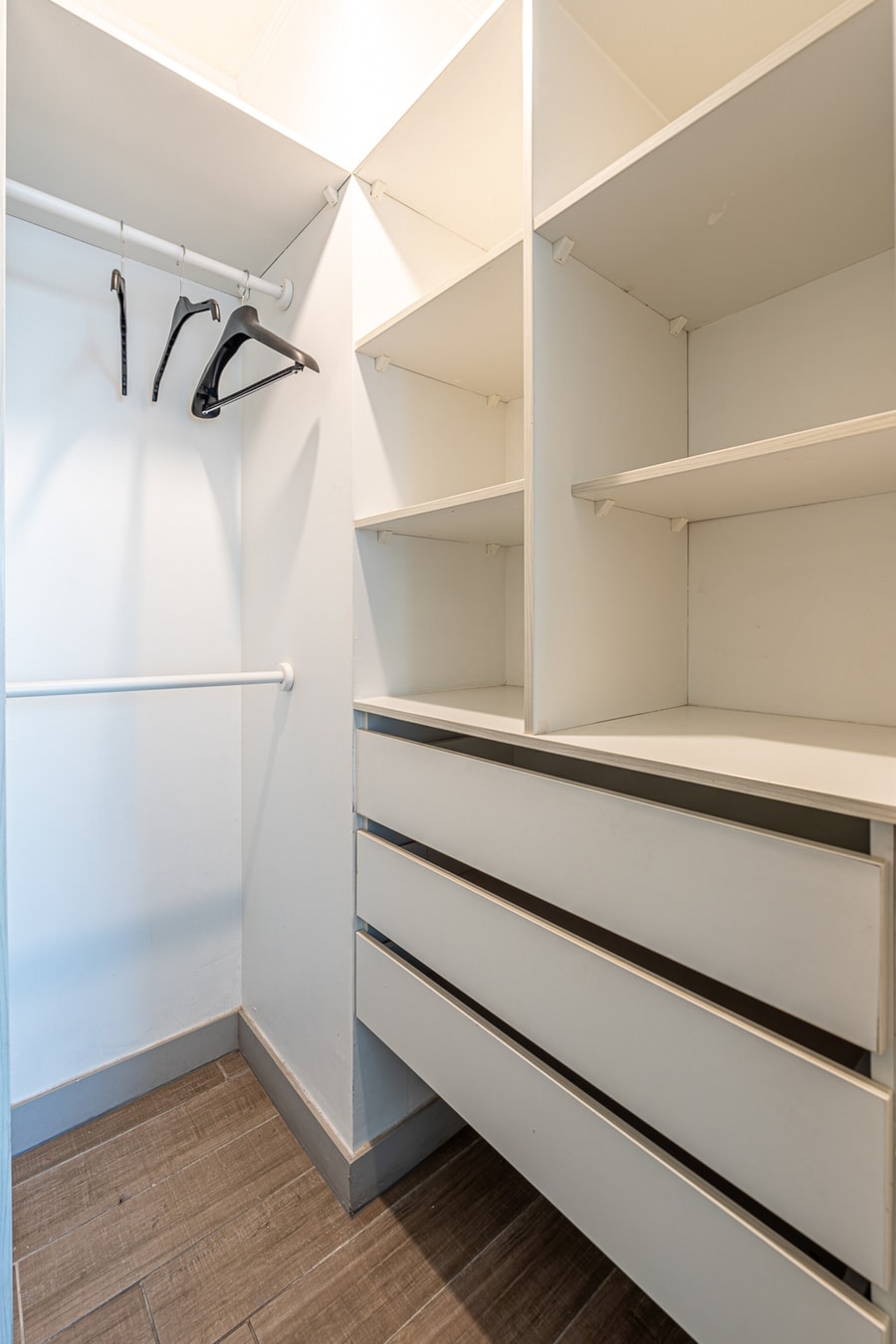 Walk in closet con repisas, cajones y colgadores