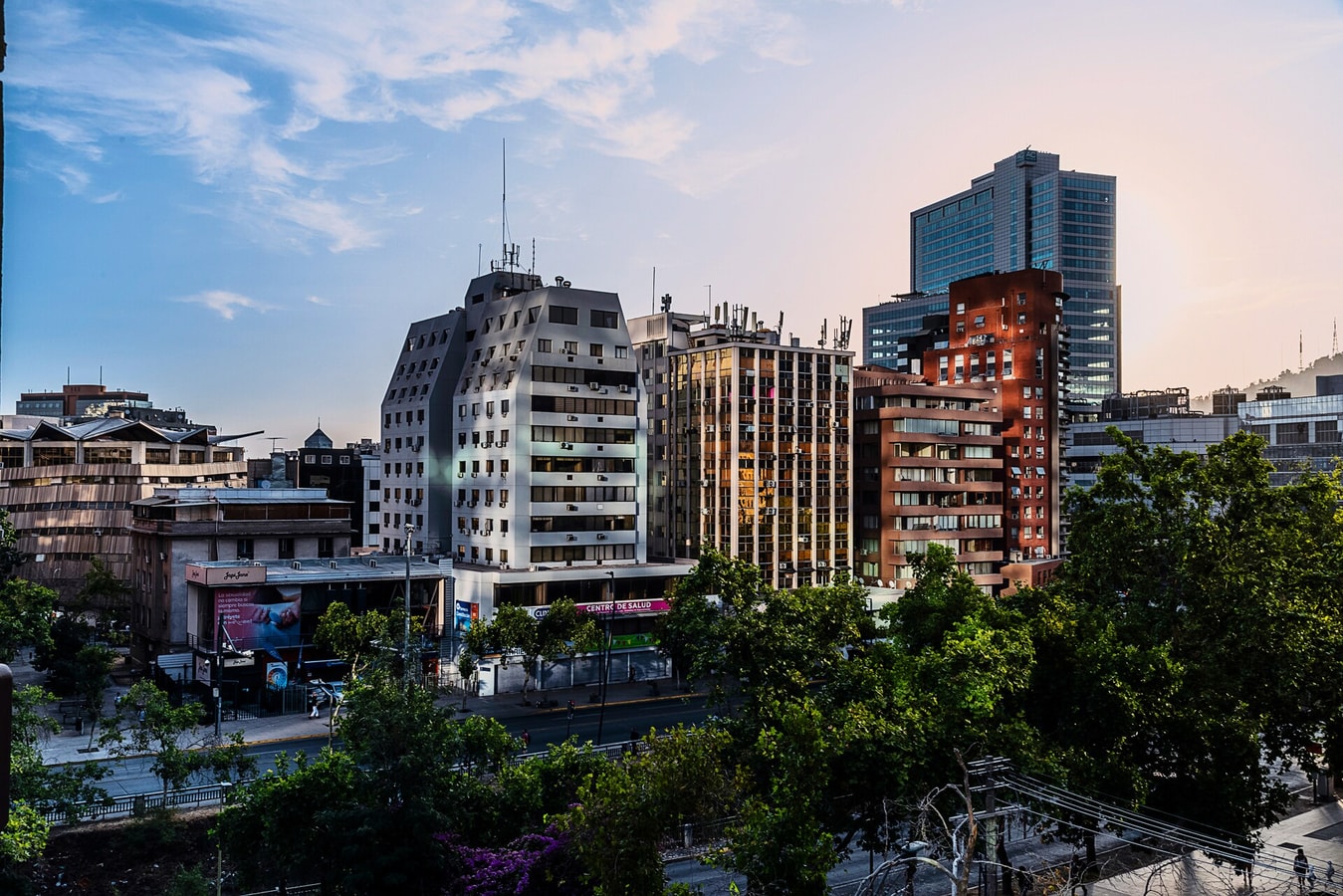 Vista panorámica de la ciudad y edificios desde una ventana del departamento.