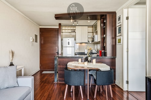 Living con sofá, comedor con mesa y sillas, y cocina integrada
