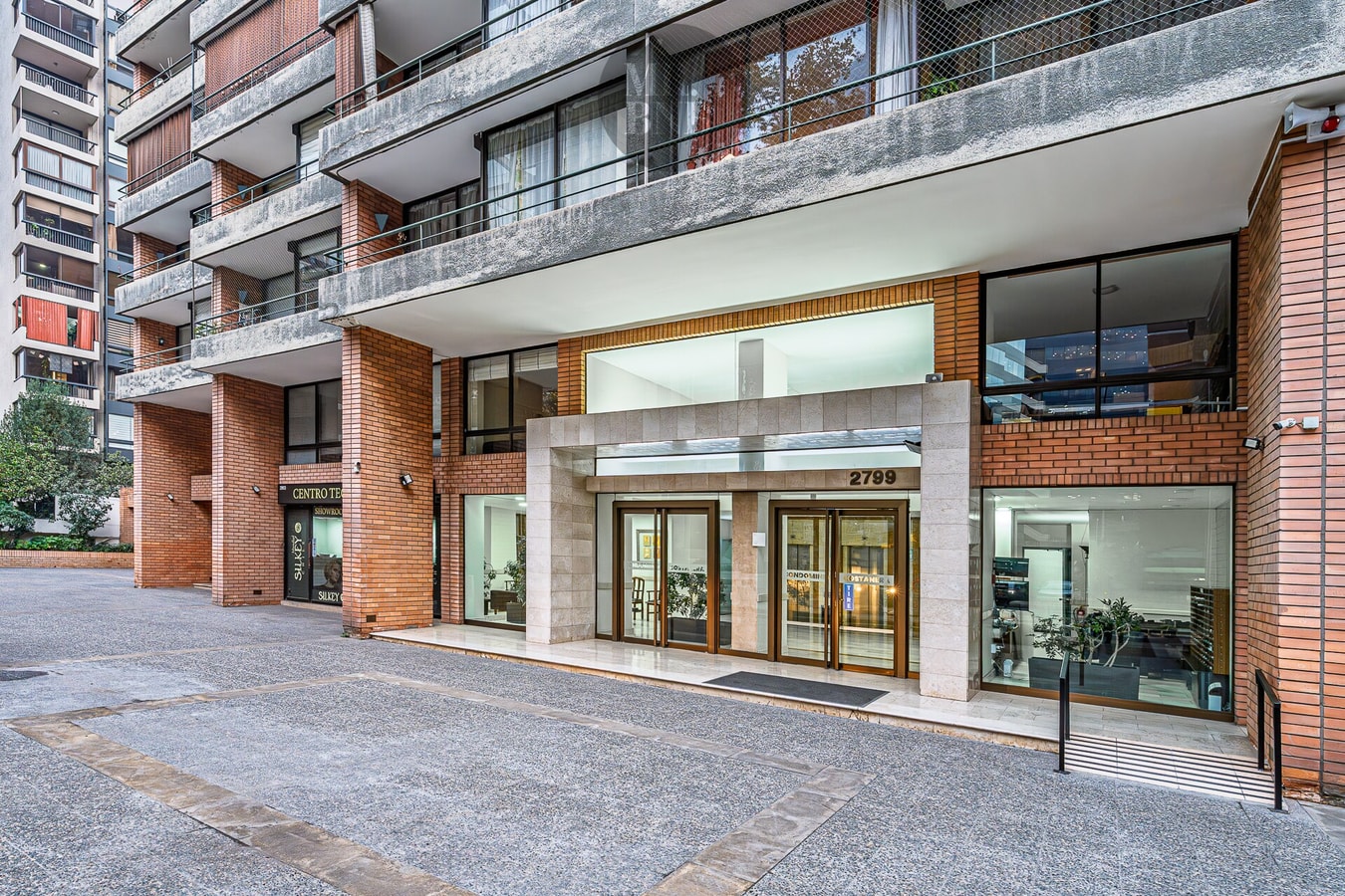 Fachada del edificio con acceso principal acristalado