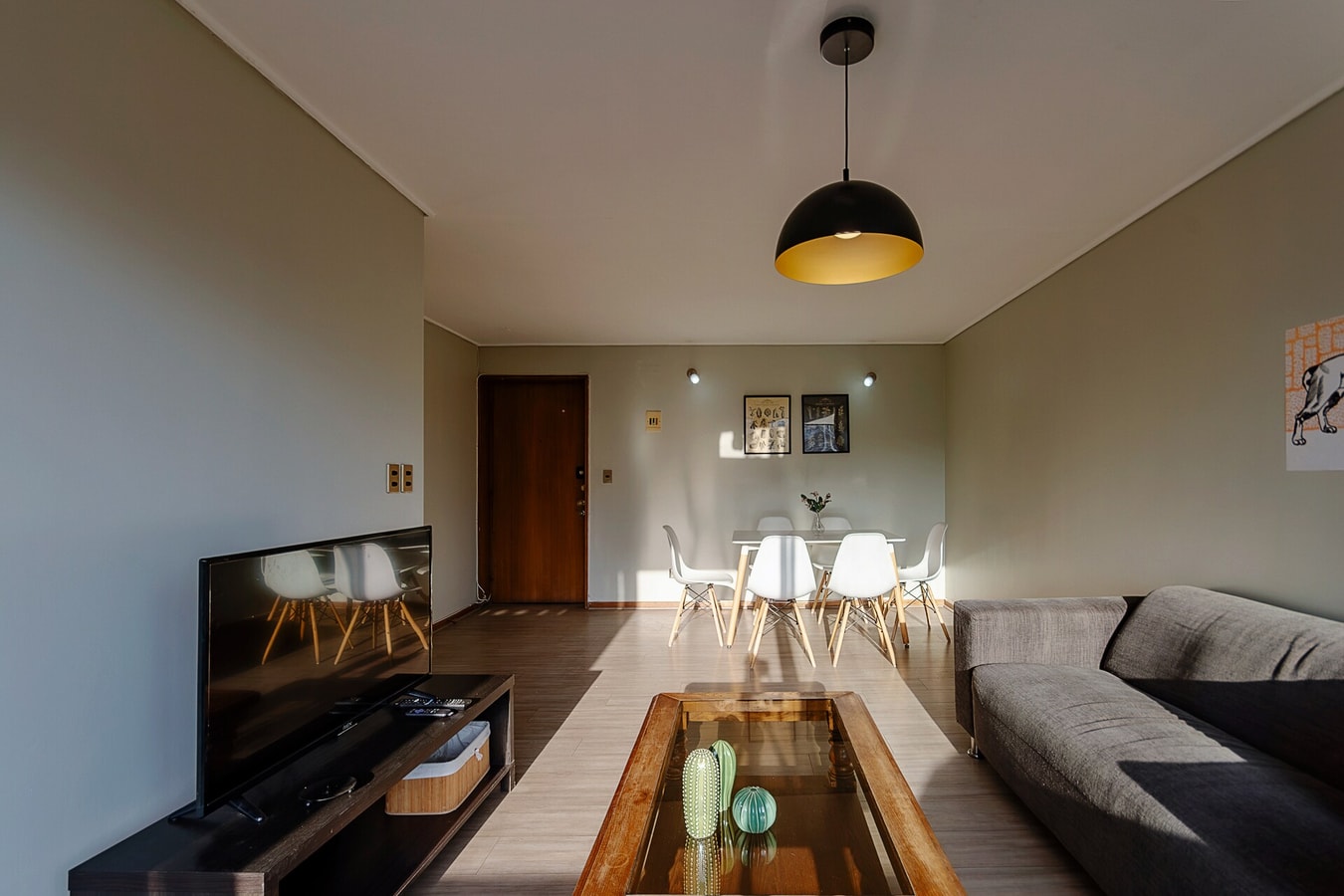Living comedor con sofá y mesa de centro, visto desde el pasillo.