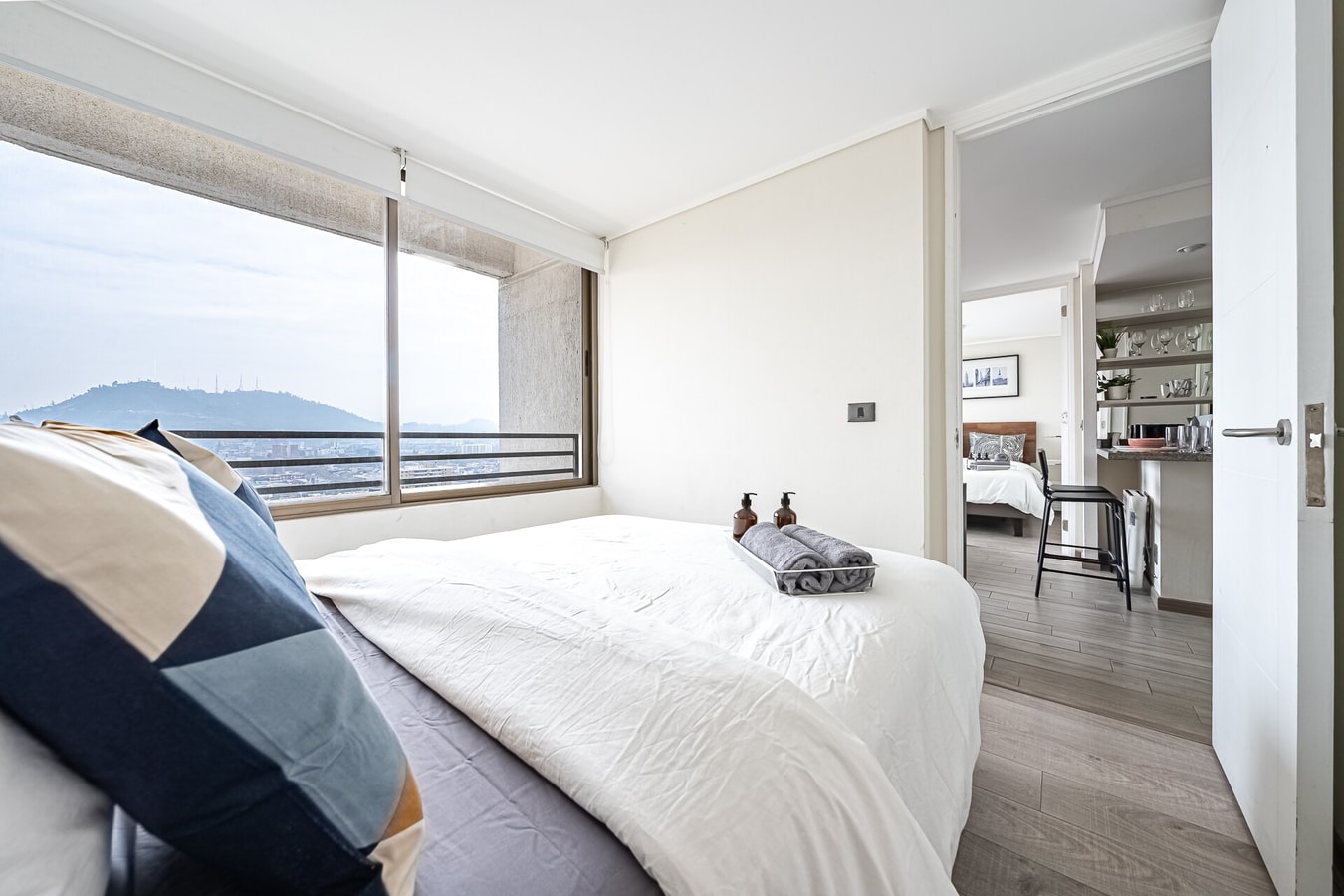 Dormitorio con cama y vista a la cordillera desde la ventana