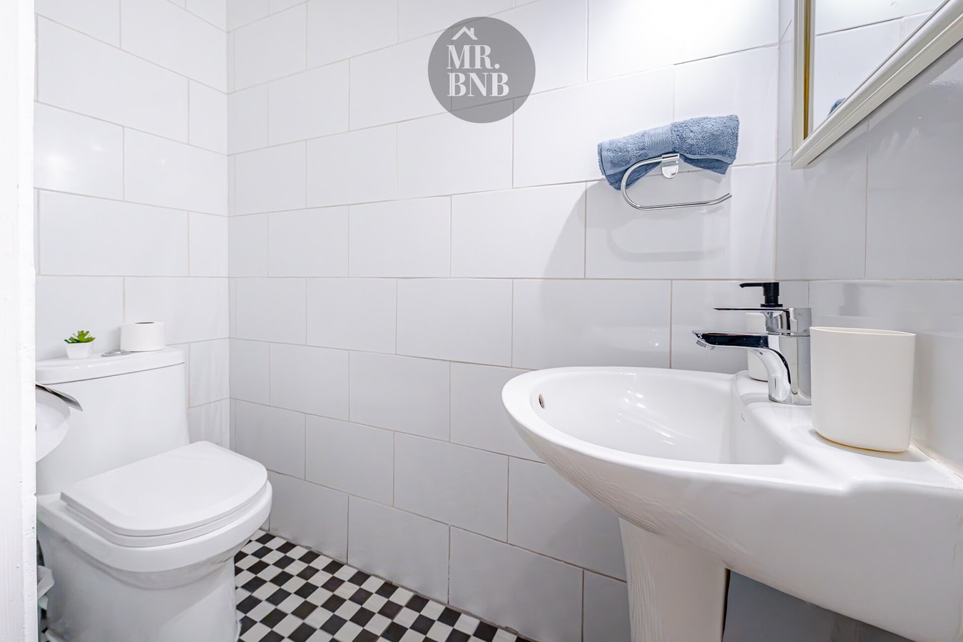 Medio baño con WC y lavamanos.