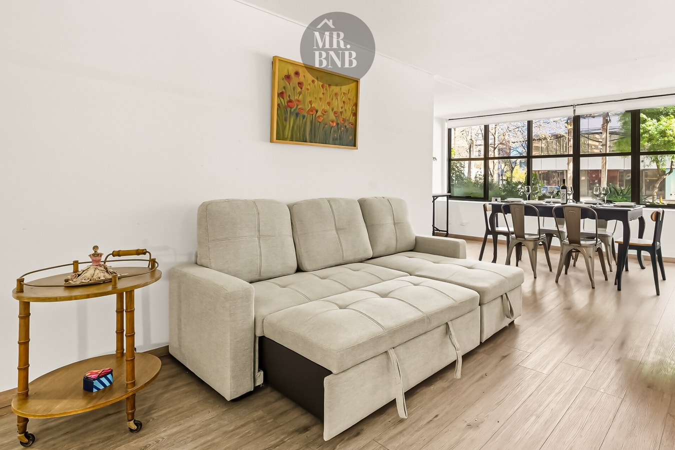 Living comedor con sofá, mesa de comedor y cuadro decorativo, posible mismo espacio que foto 04