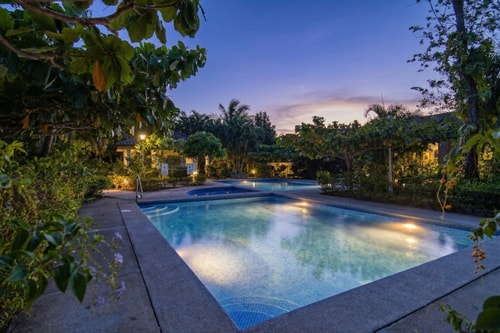 Modern 1BR: 3 Pools, Walk to Beach, 24/7 Security