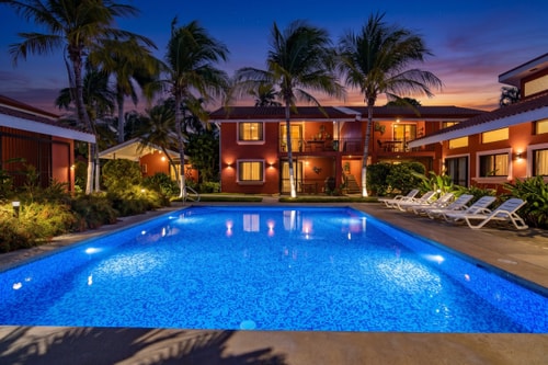 Las Palmas 2BR: Pool-View Balcony, Walk to Beach