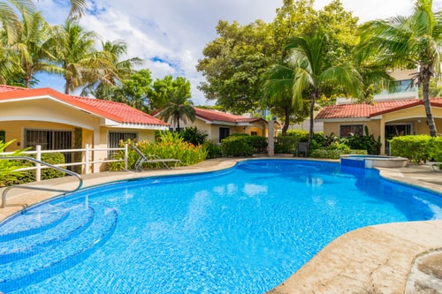 Walk to Beach & Eats—2BR/2BA w/Pool in Las Palmas