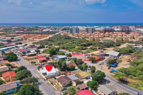 HolidayHome conveniently located 58 Aruba Local Rental