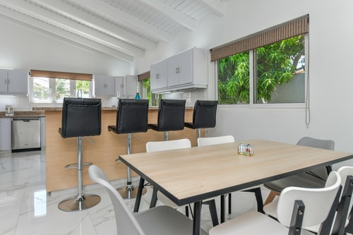 Luxury 4BR Villa • Pool • Walk to Palm Beach 36 Aruba Local Rental