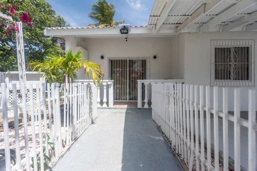 HolidayHome conveniently located 60 Aruba Local Rental