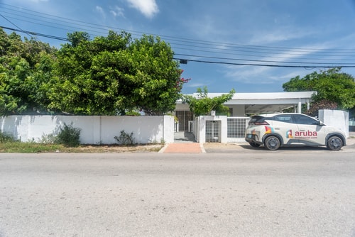 HolidayHome conveniently located 53 Aruba Local Rental