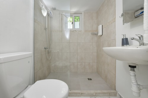 Luxury 4BR Villa • Pool • Walk to Palm Beach 44 Aruba Local Rental