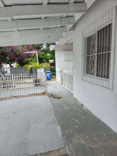 HolidayHome conveniently located 30 Aruba Local Rental