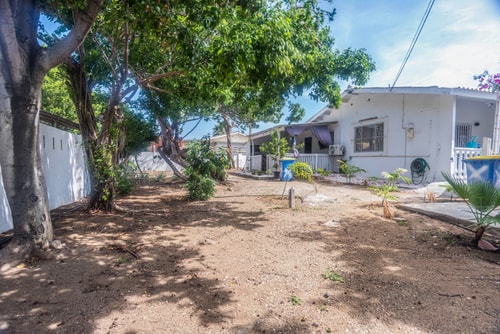 HolidayHome conveniently located 48 Aruba Local Rental