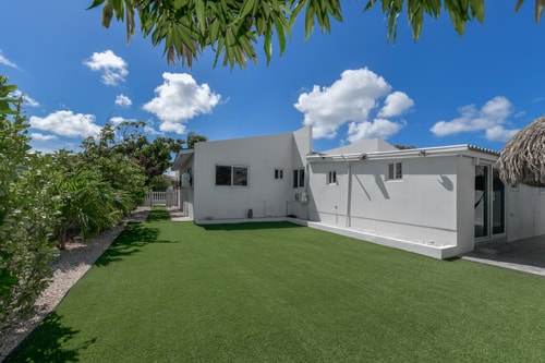 Luxury 4BR Villa • Pool • Walk to Palm Beach 13 Aruba Local Rental