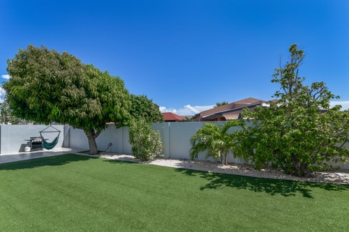 Luxury 4BR Villa • Pool • Walk to Palm Beach 19 Aruba Local Rental