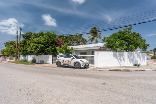 HolidayHome conveniently located 52 Aruba Local Rental