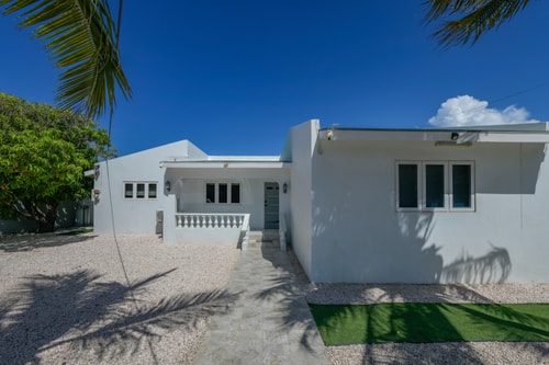 Luxury 4BR Villa • Pool • Walk to Palm Beach 6 Aruba Local Rental