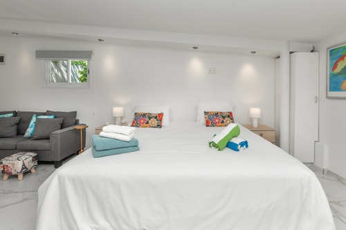 Luxury 4BR Villa • Pool • Walk to Palm Beach 54 Aruba Local Rental