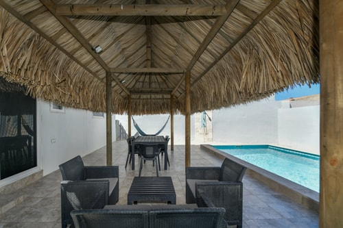 Luxury 4BR Villa • Pool • Walk to Palm Beach 21 Aruba Local Rental