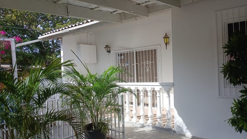 HolidayHome conveniently located 9 Aruba Local Rental
