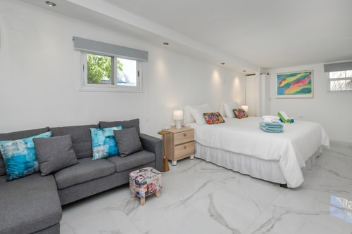Luxury 4BR Villa • Pool • Walk to Palm Beach 49 Aruba Local Rental