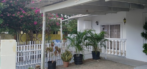 HolidayHome conveniently located 23 Aruba Local Rental