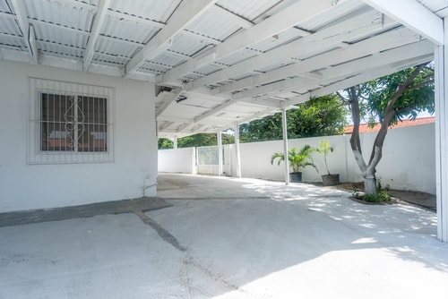 HolidayHome conveniently located 50 Aruba Local Rental