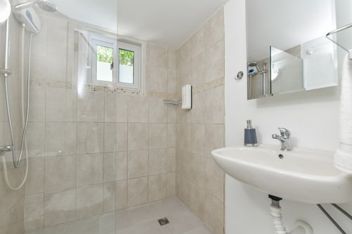 Luxury 4BR Villa • Pool • Walk to Palm Beach 45 Aruba Local Rental