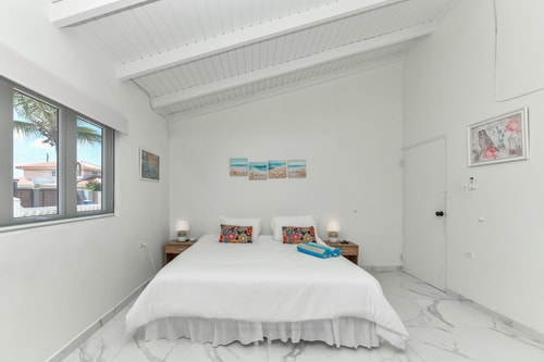Luxury 4BR Villa • Pool • Walk to Palm Beach 68 Aruba Local Rental