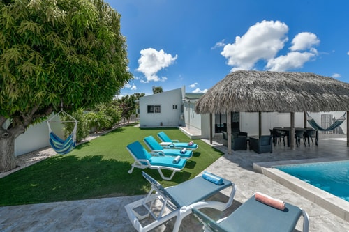Luxury 4BR Villa • Pool • Walk to Palm Beach 11 Aruba Local Rental