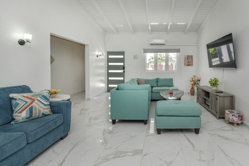 Luxury 4BR Villa • Pool • Walk to Palm Beach 55 Aruba Local Rental