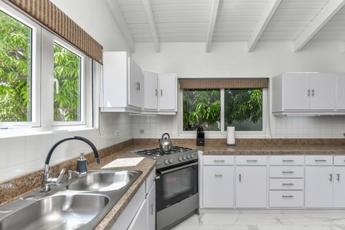 Luxury 4BR Villa • Pool • Walk to Palm Beach 37 Aruba Local Rental