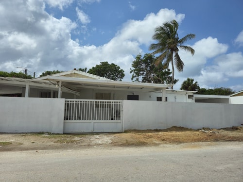 Cozy apartment conveniently located 2 Aruba Local Rental