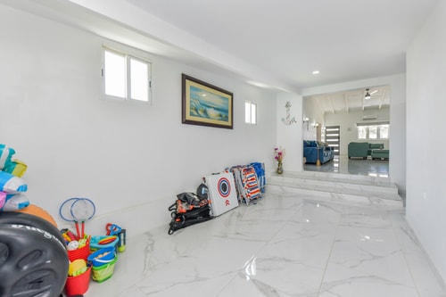 Luxury 4BR Villa • Pool • Walk to Palm Beach 64 Aruba Local Rental