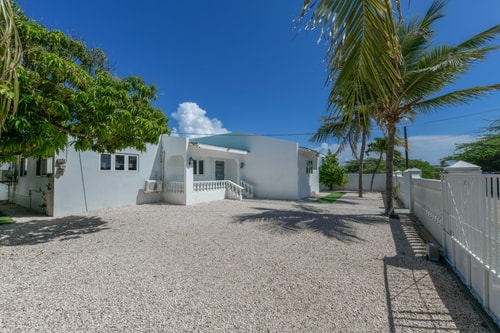 Luxury 2BR Villa • Pool • Walk to Palm Beach 10 Aruba Local Rental